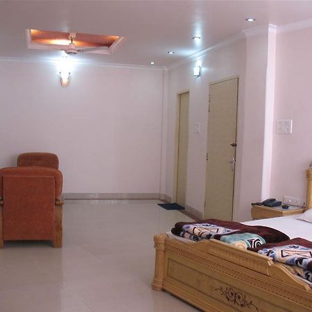 Hotel Rest Inn Lucknow Eksteriør billede
